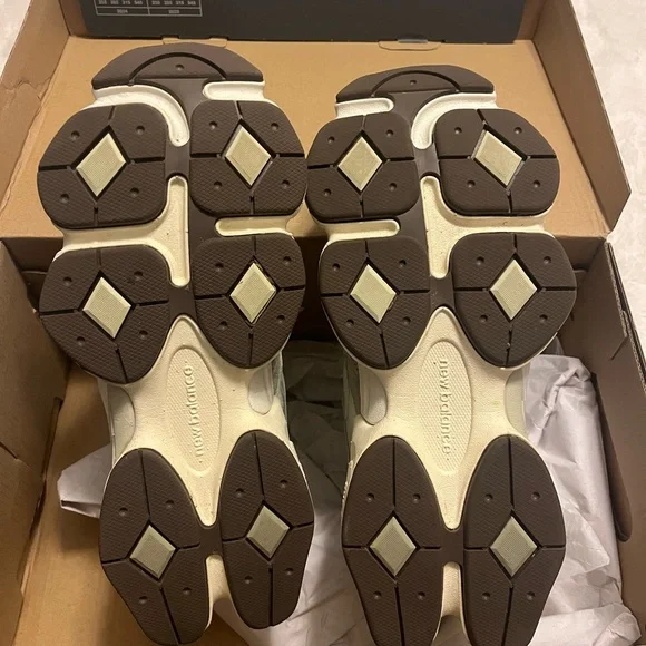 New Balance 9060 Sneakers in Green - Picture 3 of 7